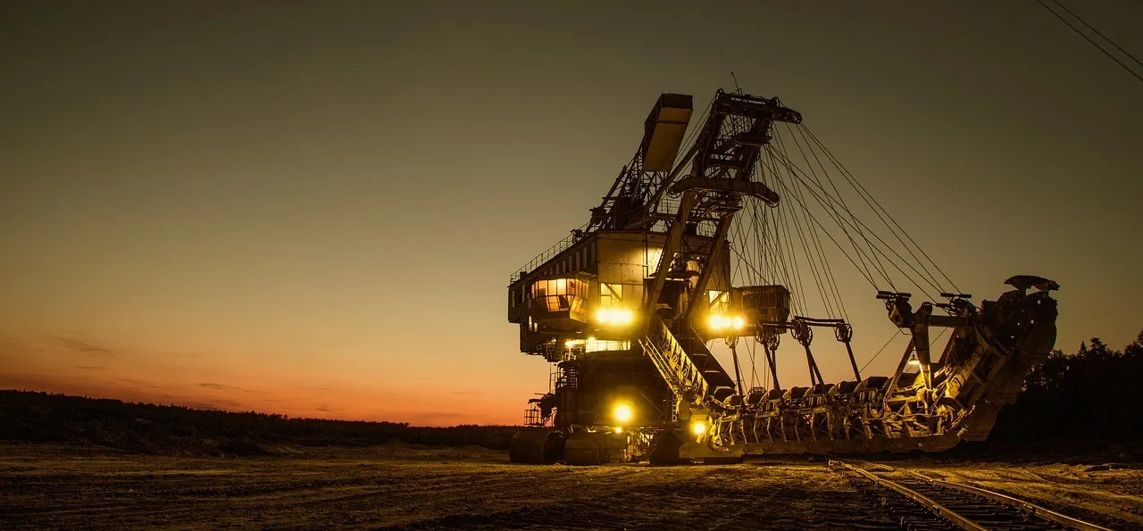Excavadora operando en una faena minera
